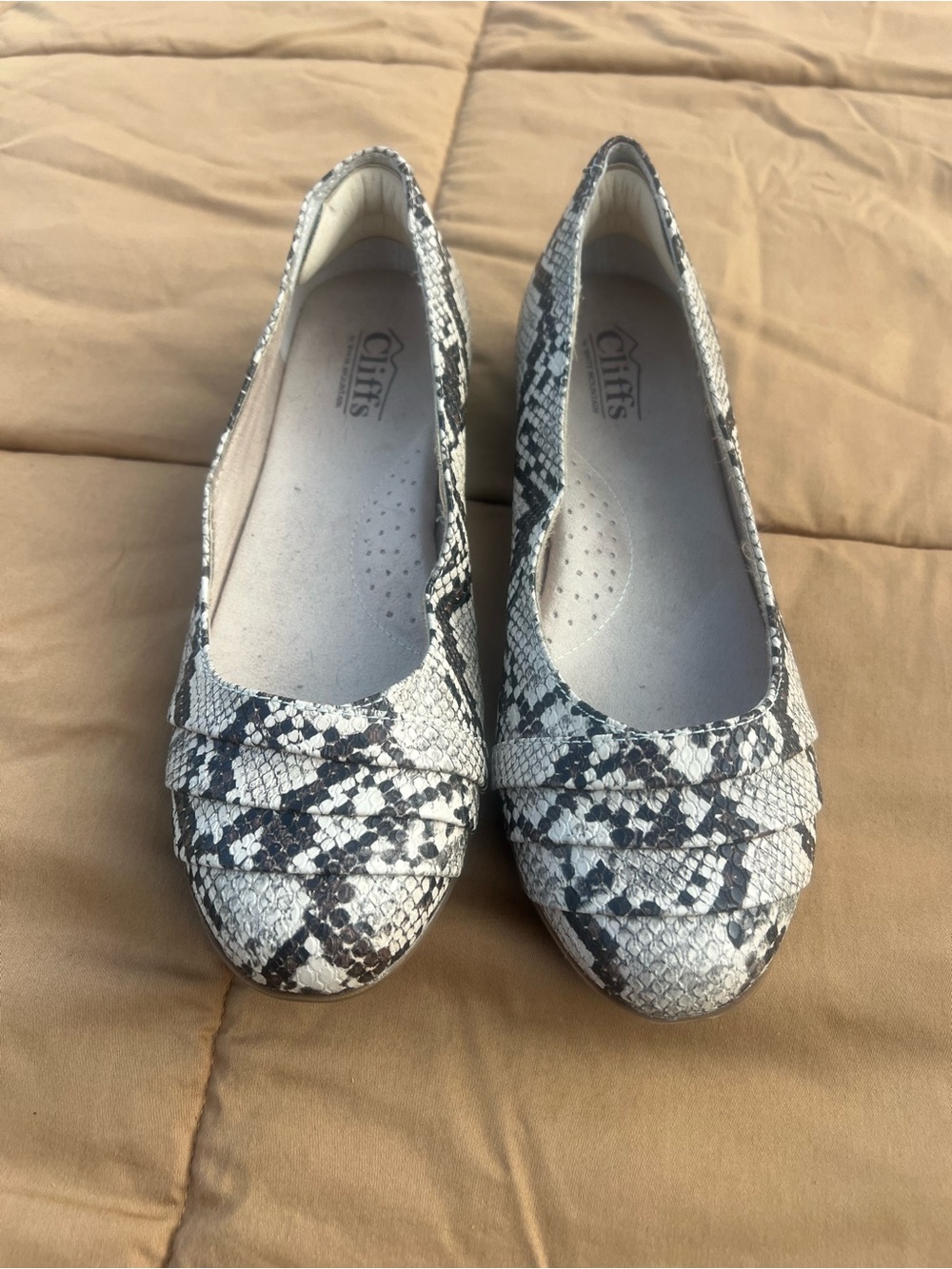 Cliffs by White Mountain Women's Snake Print Black/Cream Flats Ballet Size 8